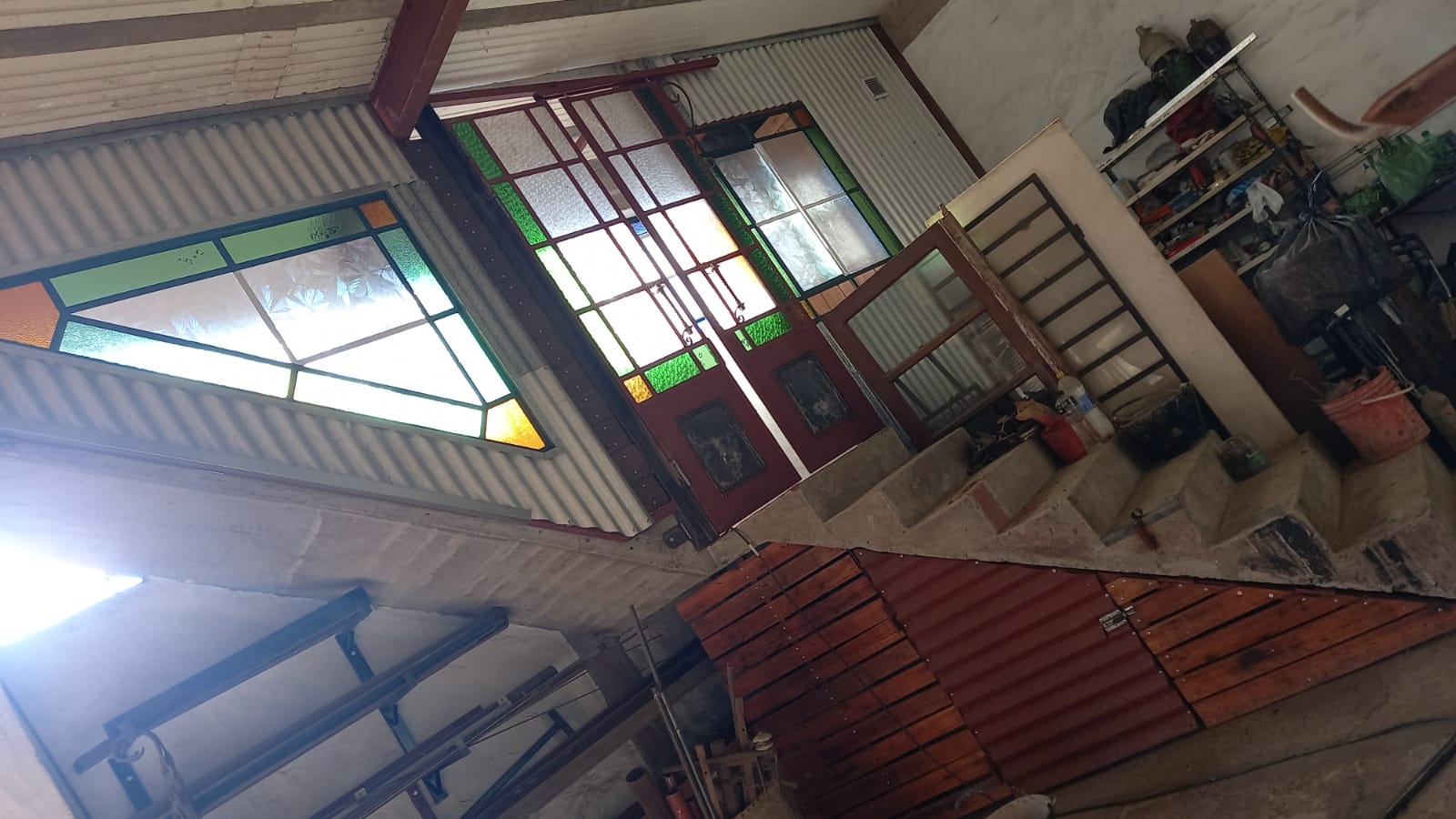 Taller de Gabriel con puertas, ventanas de vidrios de colores y trabajos de hierro