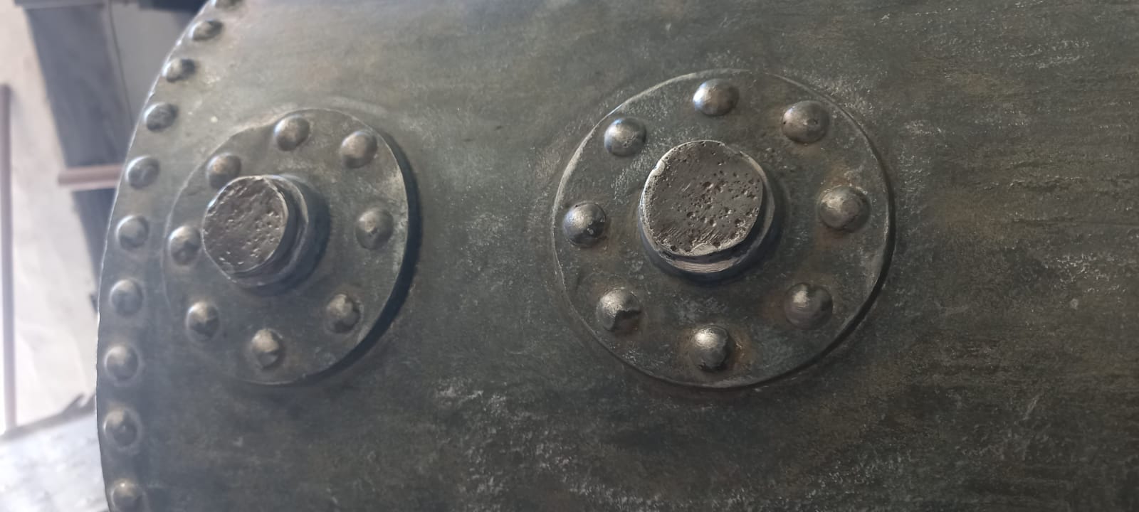 Detalle de remaches y textura de un trabajo artesanal en metal