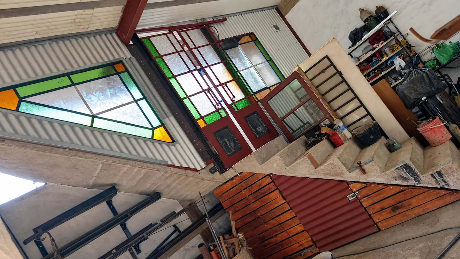 Aberturas, colores y trabajos en curso dentro del taller.