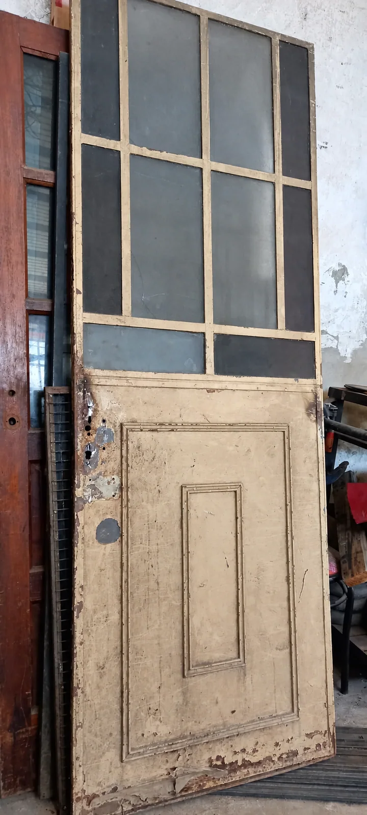 El estado de la puerta antes de la restauración.