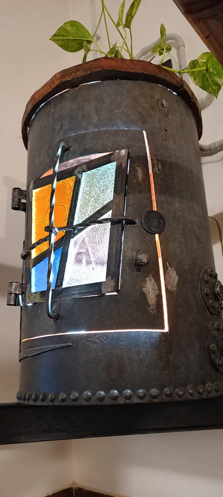 La luz del interior atraviesa los vidrios de colores.